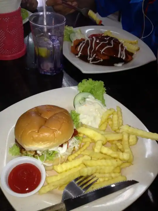 Angah D&C Western & Steam Burger Food Photo 2