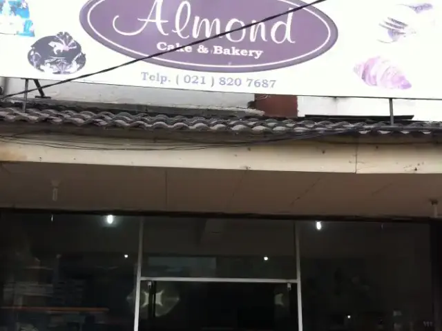 Gambar Makanan Almond Cake & Bakery 3
