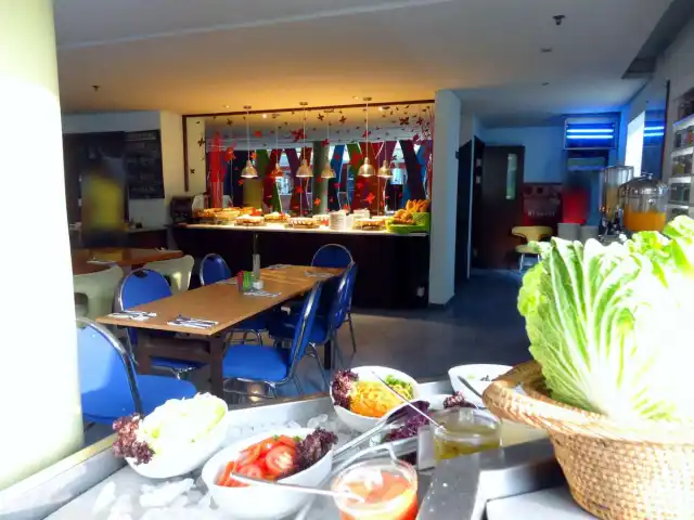 Gambar Makanan Colours Cafe - Ibis Styles Legian 9