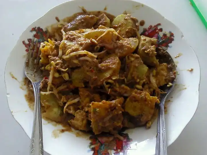 Warung Bu Bas ( Rujak Cingur / Ikan Pe - Pari / Urap2 )