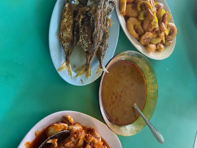 Kak Yang Gulai Panas Ikan Temenung Food Photo 2