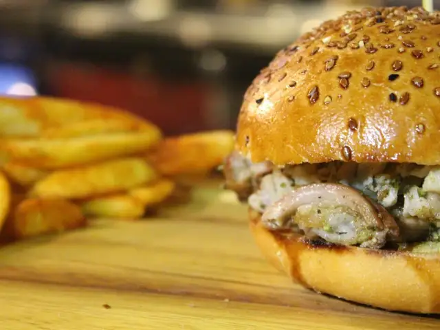 Holy Cow Gourmet Burgers & Steakhouse'nin yemek ve ambiyans fotoğrafları 8