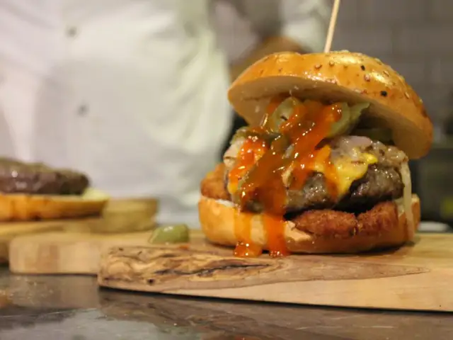 Holy Cow Gourmet Burgers & Steakhouse'nin yemek ve ambiyans fotoğrafları 10