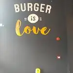 Burger State'nin yemek ve ambiyans fotoğrafları 2