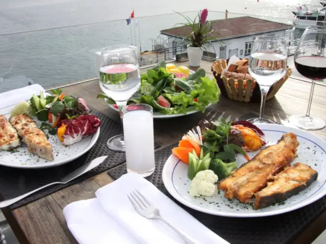 Sur Balık Arnavutkoy'nin yemek ve ambiyans fotoğrafları 6
