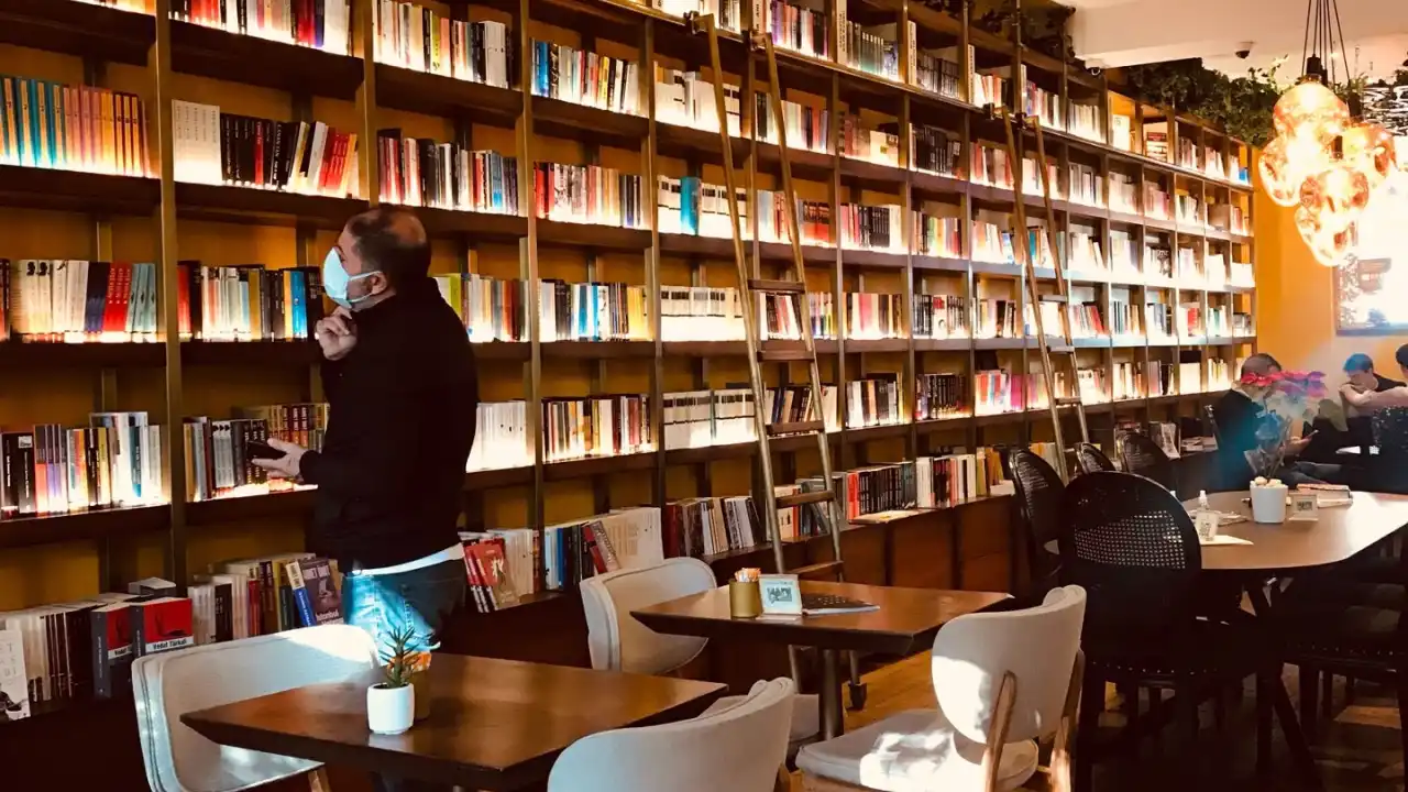 Hypatia İstanbul Kitabevi & Cafe