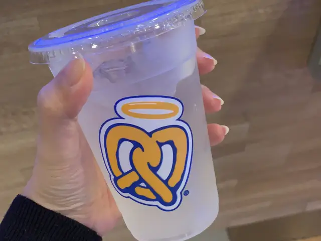 Gambar Makanan Auntie Anne's 7