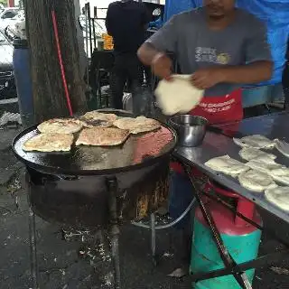 Roti Canai Along bawah pokok