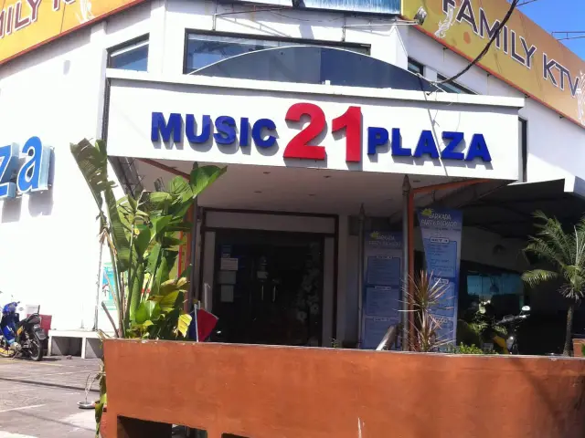 Music 21 Plaza Food Photo 5
