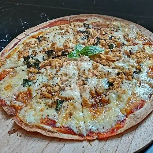 Gambar Makanan We Knead Pizza 11