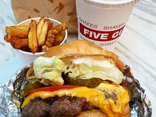 Five Guys Food Photo 7