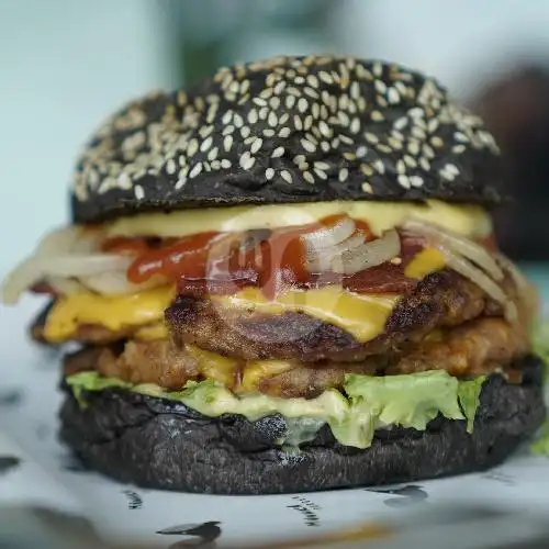 Gambar Makanan Manaka Burger X Treasure Garage, Didalam Bengkel TREASURE 1