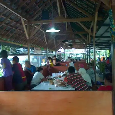 Warung Lesehan Parahiyangan (masakan khas sunda)