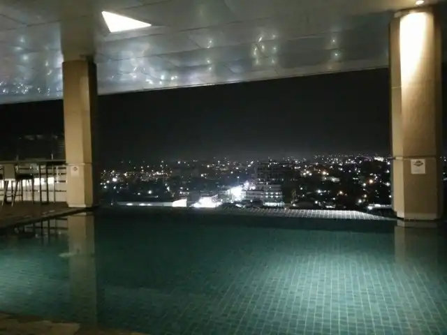 Gambar Makanan Sky Pool and Bar Tangram Hotel Pekanbaru 1