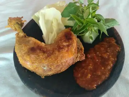 Ayam Goreng Cak Mut, AkasiaXVI