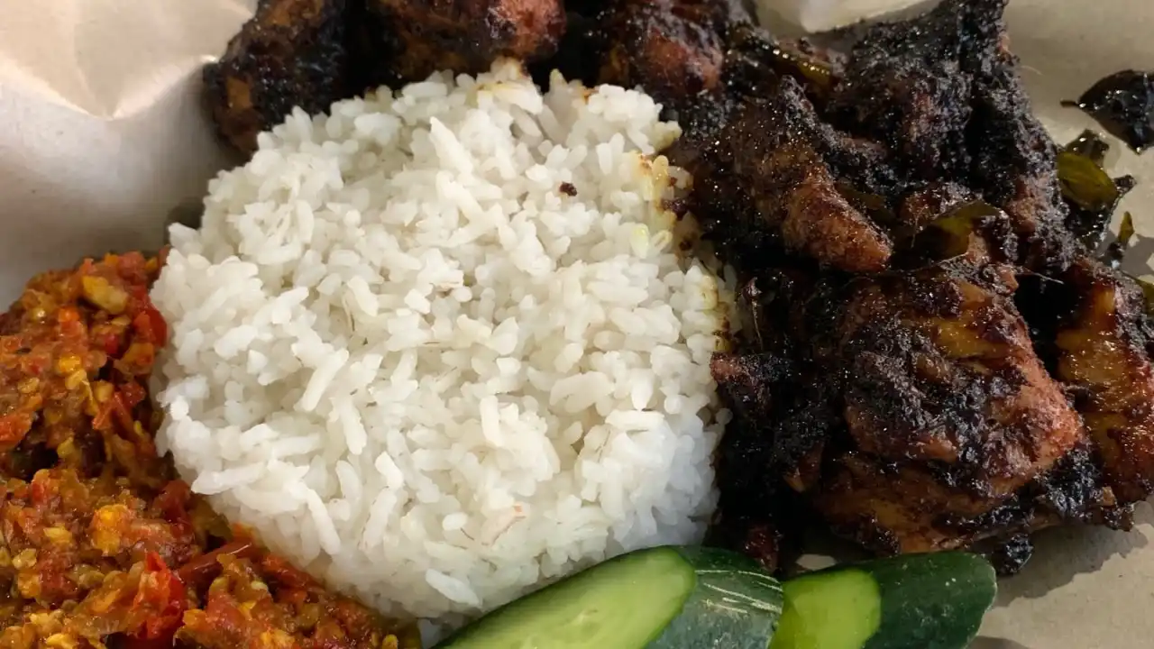 3 Budak Gemok Nasi Ayam Kicap Sambal Gesek