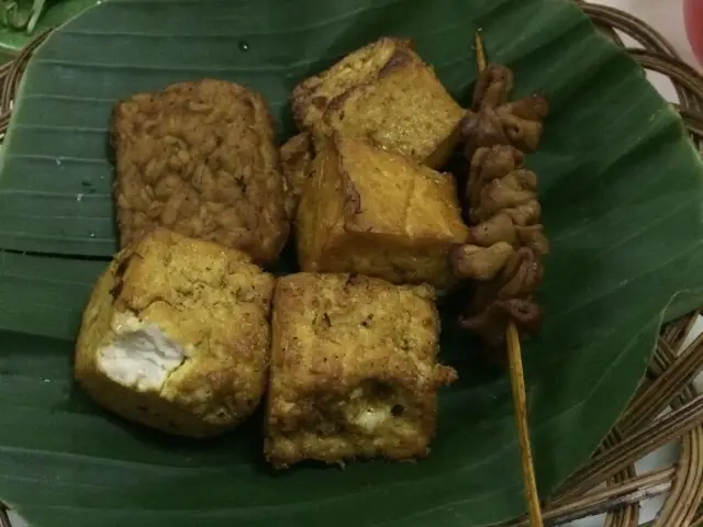 Gambar Makanan Nasi Uduk Daun Pisang 9