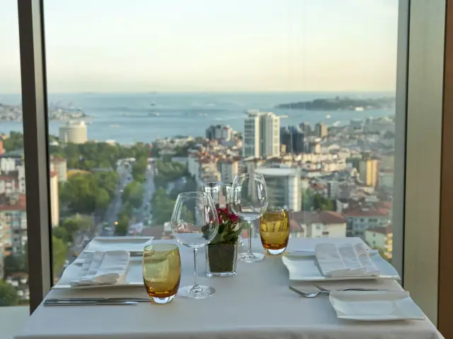 212 Bar & Restaurant - Renaissance İstanbul Bosphorus Hotel'nin yemek ve ambiyans fotoğrafları 17