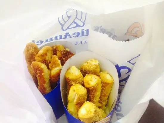 Gambar Makanan Auntie Anne's Pretzel 8