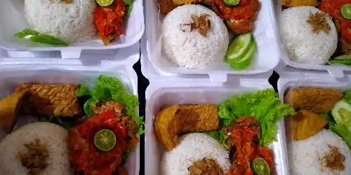 Ayam Geprek Mama Arsyam, Subur