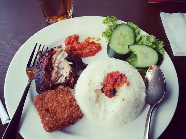 Gambar Makanan De Ploeit Cafe 18