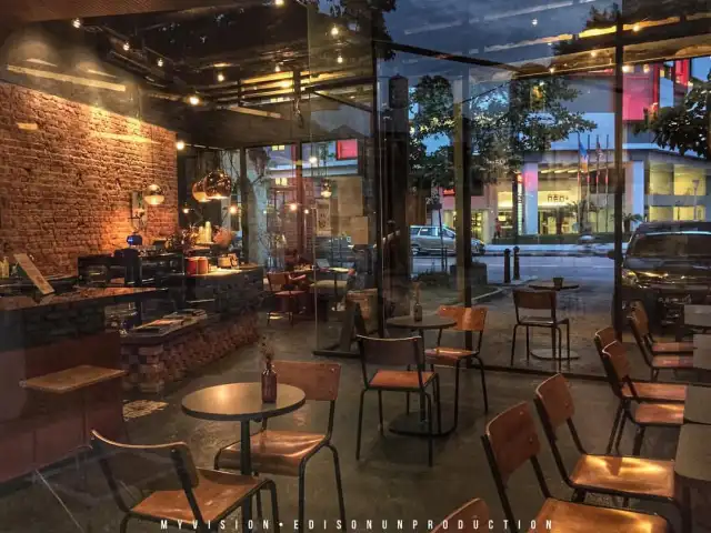 Bricklin Cafe Bar