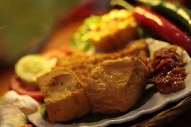 Gambar Makanan Nasi Uduk & Ayam Goreng Lahap 16