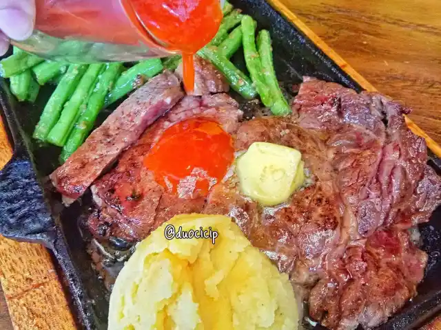 Gambar Makanan Steak On Top 12