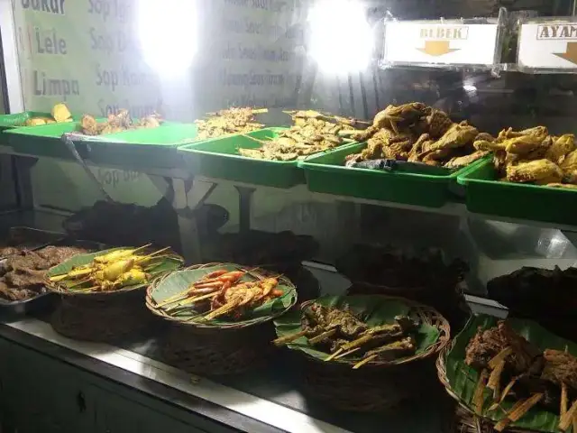 Gambar Makanan Nasi Uduk Daun Pisang 7