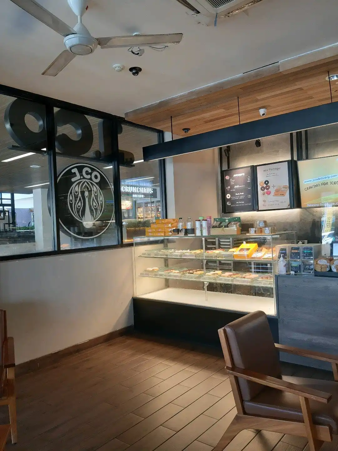 J.Co Donuts & Coffee