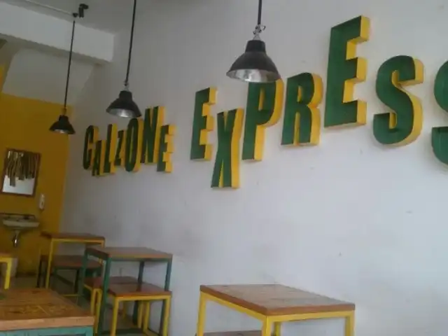 Gambar Makanan Calzone Express 16