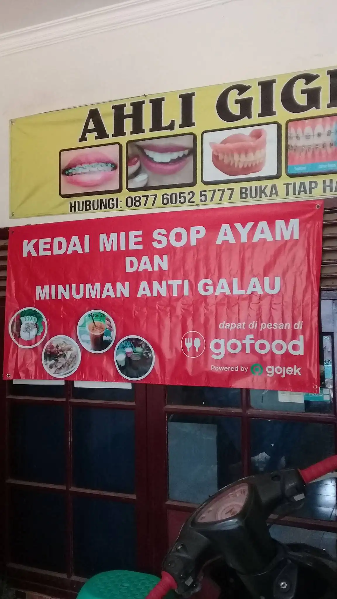 Kedai mie sop ayam dan minuman anti galau