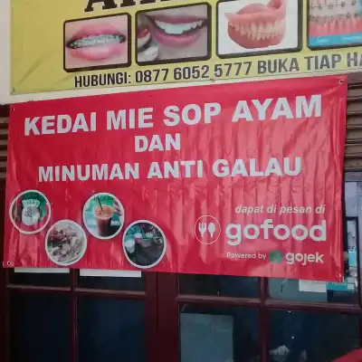 Kedai mie sop ayam dan minuman anti galau