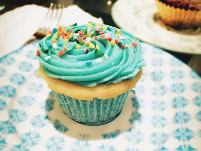 Vanilla Cupcake Bakery Food Photo 17