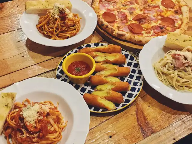 Pomodoro Pizza & Pasta Kitchen Food Photo 16