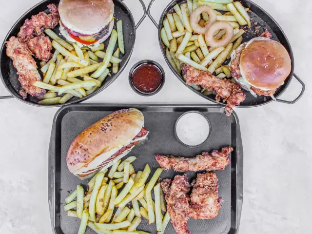 Just & Just Fried Chicken & Burger'nin yemek ve ambiyans fotoğrafları 1