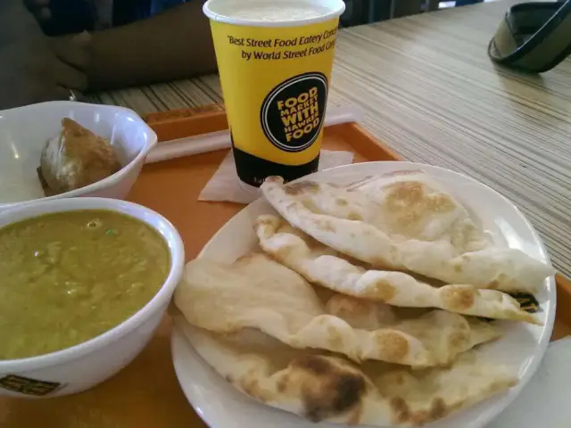 Gambar Makanan Indian Curry with Naan Bread 3