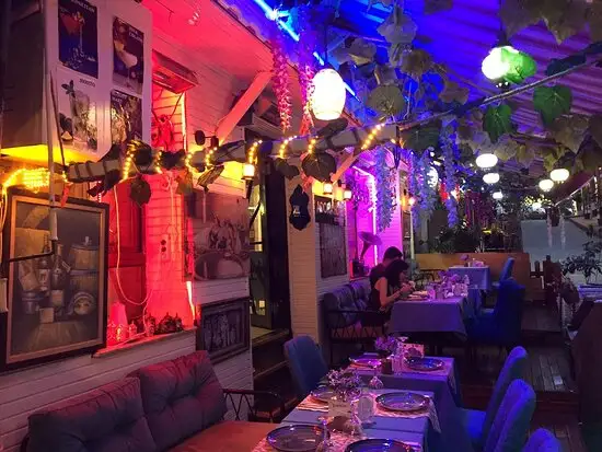 Adora Restaurant & Cafe'nin yemek ve ambiyans fotoğrafları 49