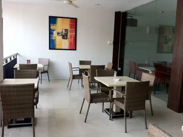 Gambar Makanan Lim Bistro - Feodora Hotel 2