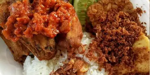 Ayam Serundeng Dan Ayam Penyet Ibu Yayan, Paledang