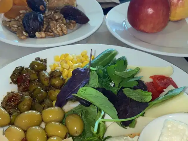 The Brasserie Restaurant Hilton İstanbul Kozyatağı'nin yemek ve ambiyans fotoğrafları 7