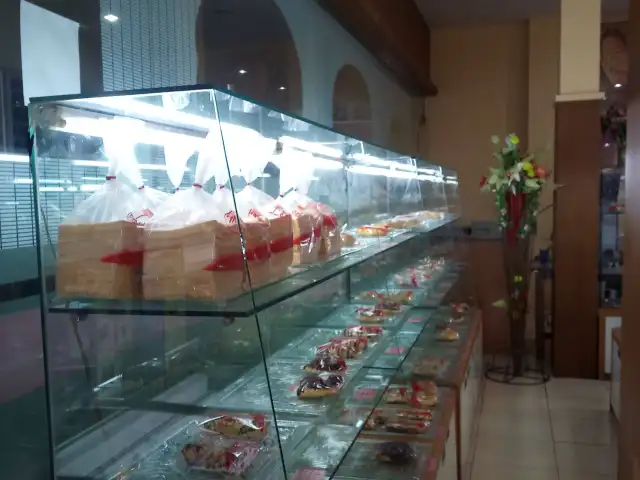 Gambar Makanan Mora Cake and Bakery 16