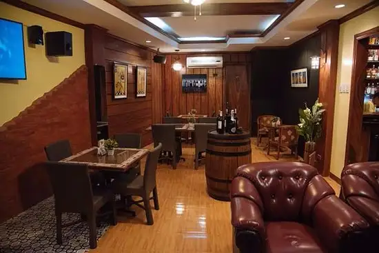 The Pub Resto-Lounge, Bar & KTV