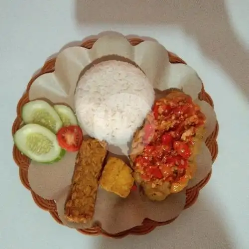 Gambar Makanan Ayam Penyet Sambel Ijo Kamiela, Sukaraja 3