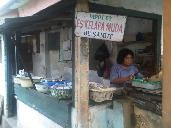 Es Kelapa Muda Bu Samut