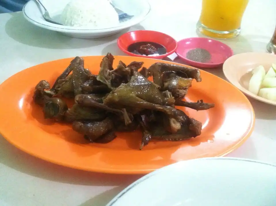 Ayam Goreng dan Burung Dara Pahlawan