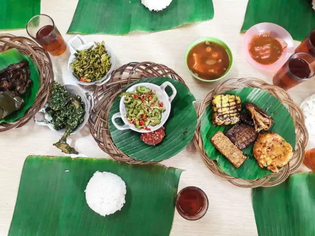 Gambar Makanan Rumah Makan Alas Daun 9