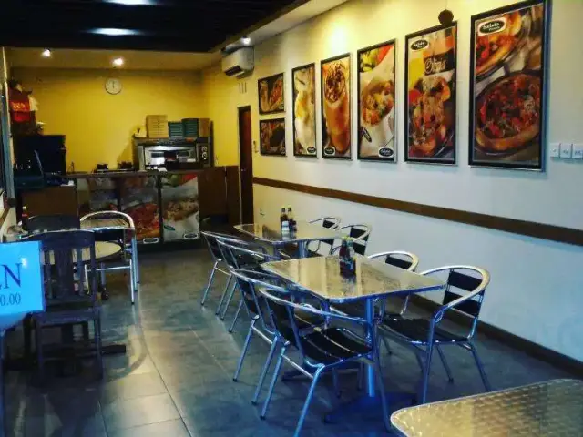 Gambar Makanan Salato Pizzeria 13