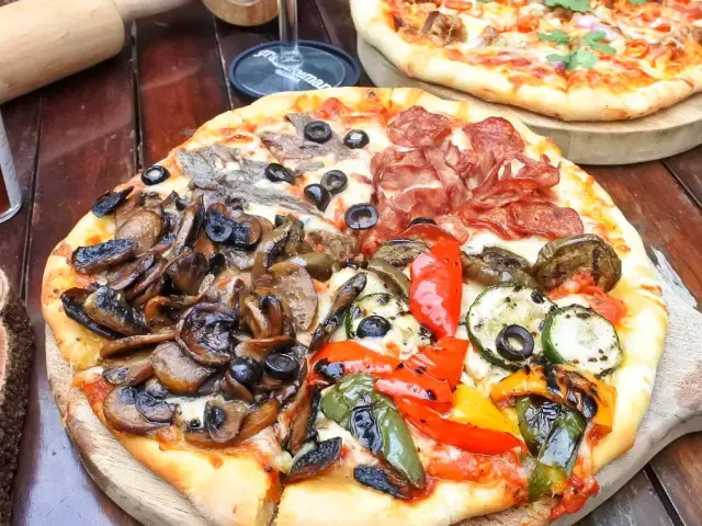 Gambar Makanan Vibar Pizza - Grand Kemang 1