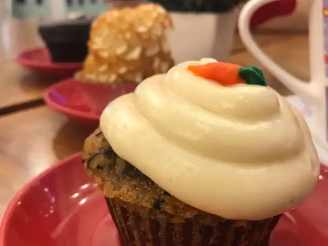 Vanilla Cupcake Bakery Food Photo 4
